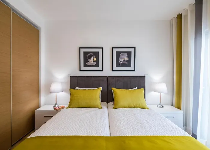 Coolhouses Lagos, 2 Bed Stylish City Flat, Rooftop Shared Pool, Clayheart