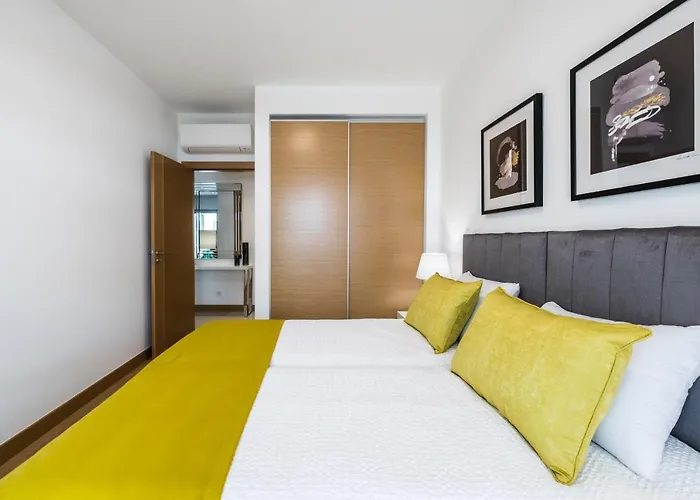 Coolhouses Lagos, 2 Bed Stylish City Flat, Rooftop Shared Pool, Clayheart