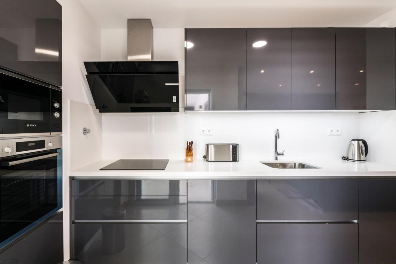 Coolhouses Lagos, 2 Bed Stylish Flat, Rooftop Shared Pool, Clayheart Apartment Lagos