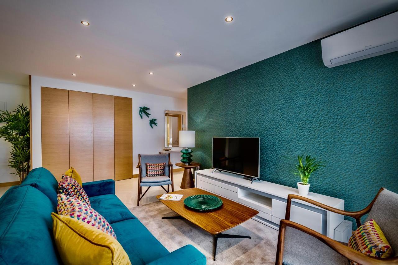 Coolhouses Lagos, 2 Bed Stylish Flat, Rooftop Shared Pool, Clayheart * Lagos