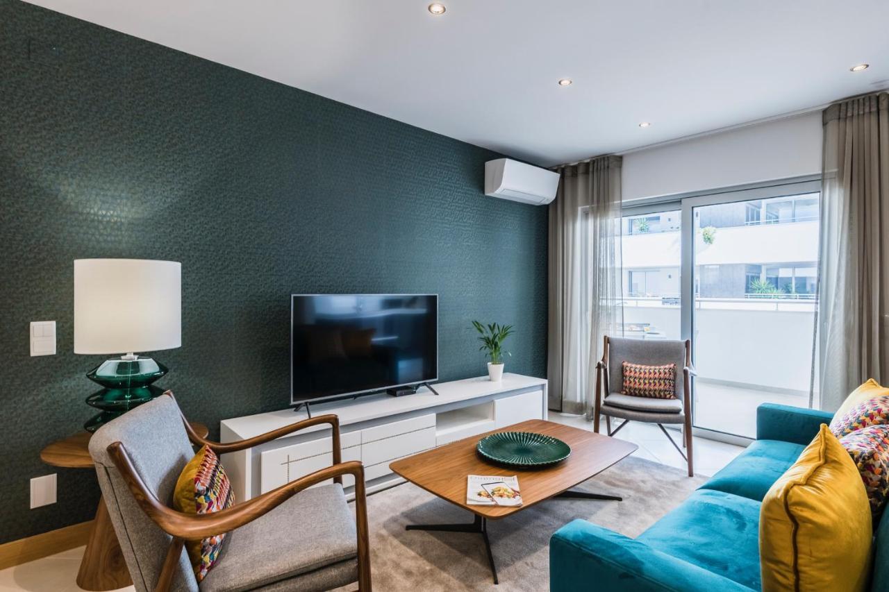 Coolhouses Lagos, 2 Bed Stylish Flat, Rooftop Shared Pool, Clayheart Apartment Lagos
