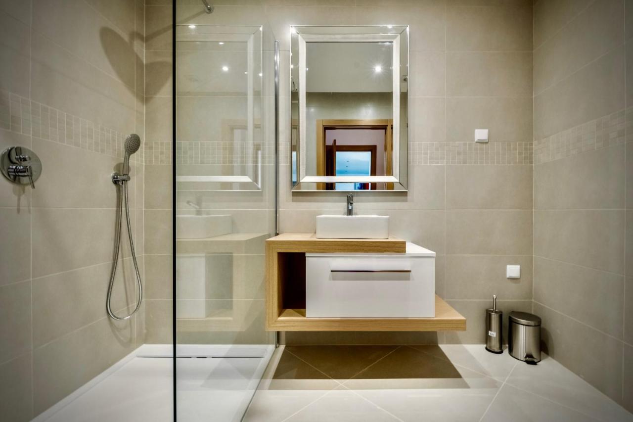 Coolhouses Lagos, 2 Bed Stylish Flat, Rooftop Shared Pool, Clayheart Apartment Lagos
