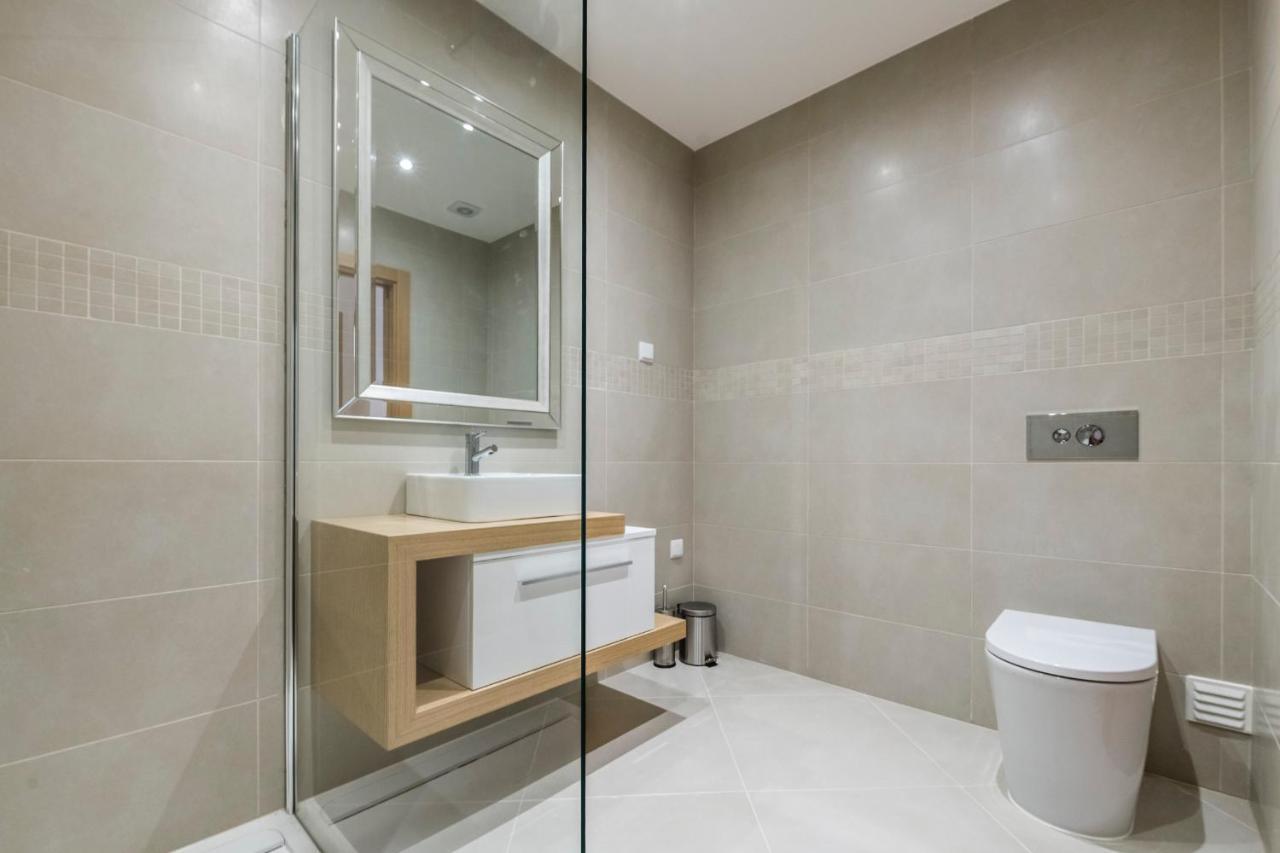 Apartment Coolhouses Lagos, 2 Bed Stylish Flat, Rooftop Shared Pool, Clayheart *