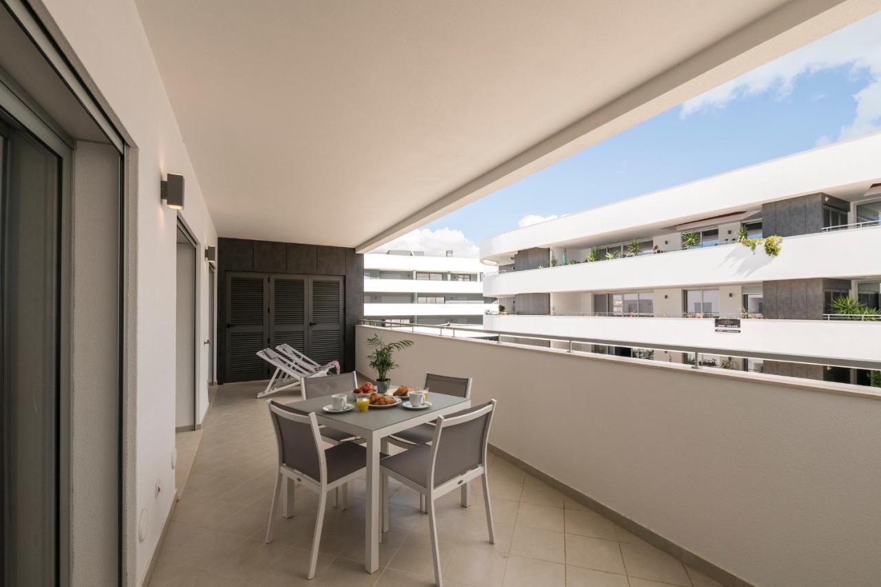 Coolhouses Lagos, 2 Bed Stylish Flat, Rooftop Shared Pool, Clayheart Apartment