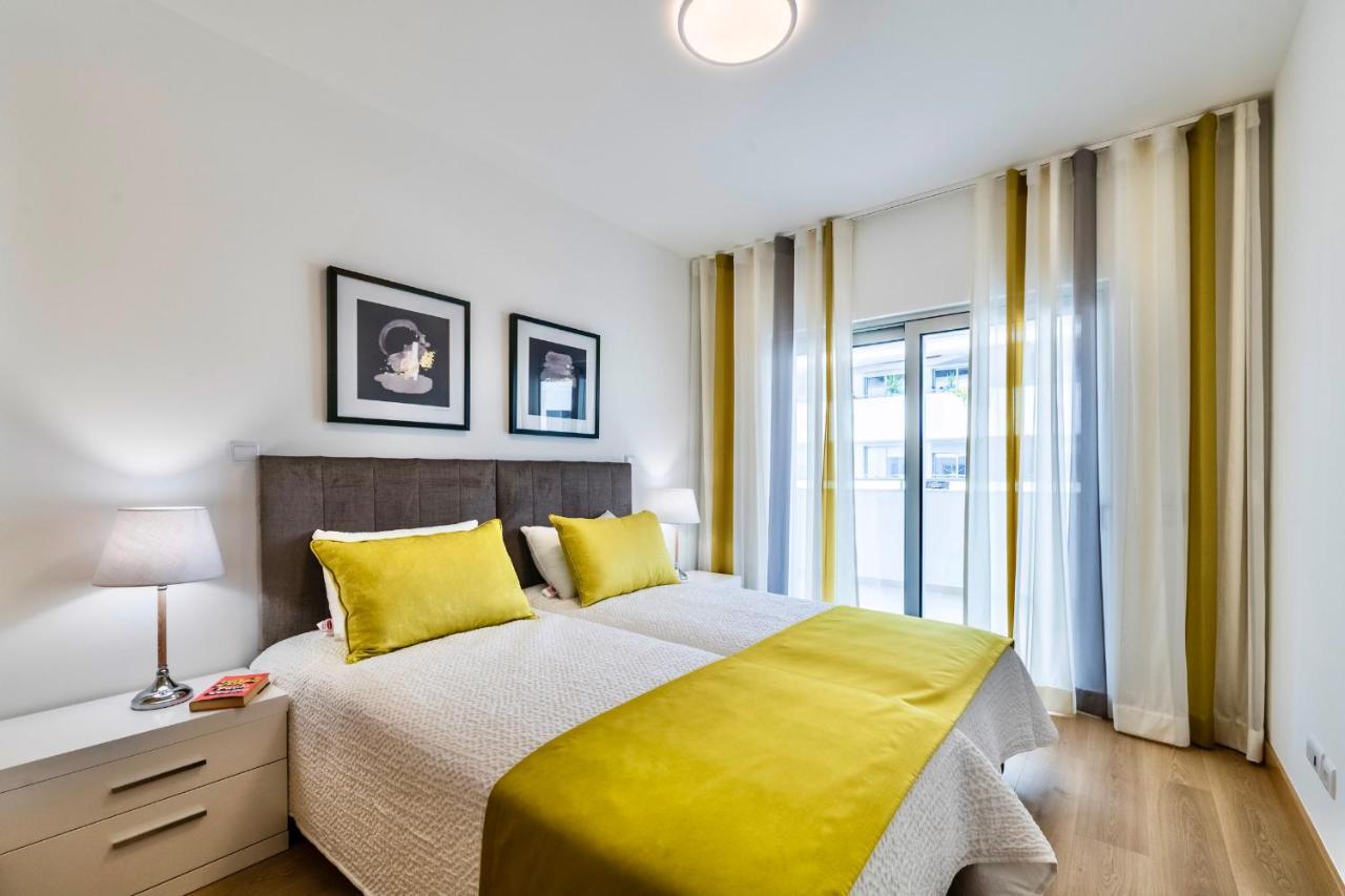 Coolhouses Lagos, 2 Bed Stylish Flat, Rooftop Shared Pool, Clayheart *