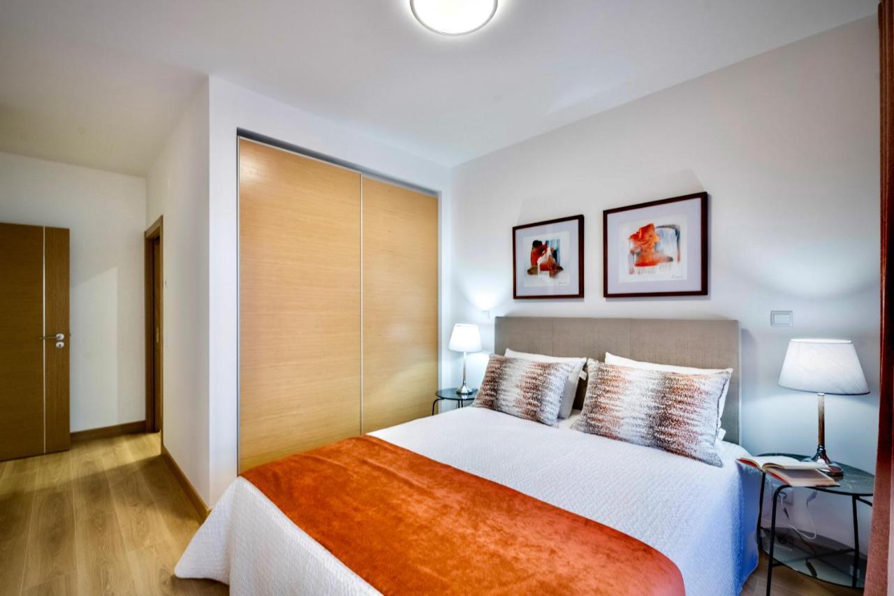 Coolhouses Lagos, 2 Bed Stylish Flat, Rooftop Shared Pool, Clayheart Apartment Lagos