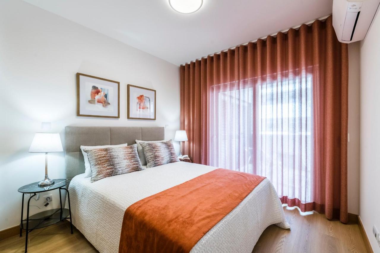 Coolhouses Lagos, 2 Bed Stylish Flat, Rooftop Shared Pool, Clayheart Apartment *